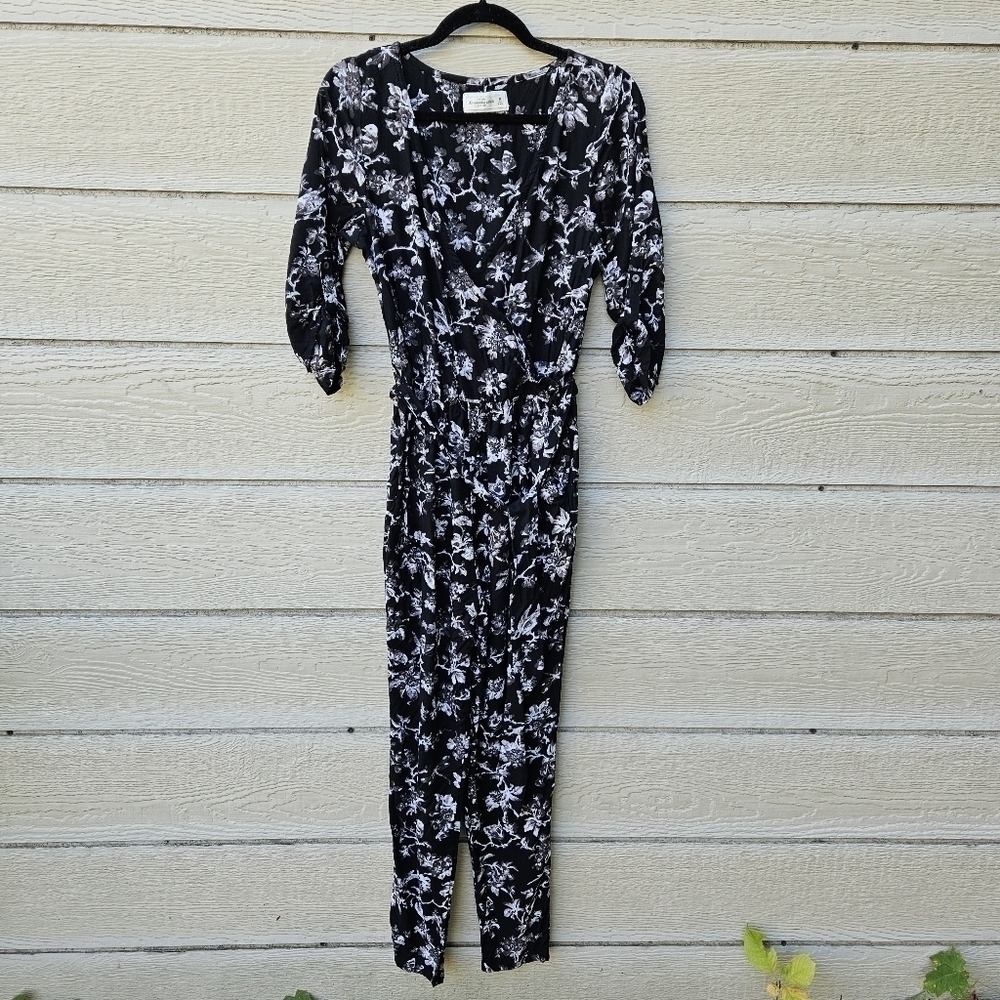 Abercrombie & Fitch black floral v neck tie waist jumpsuit medium
